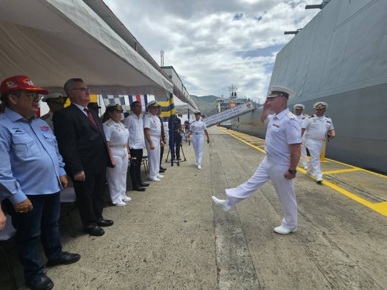 Dos buques rusos de guerra arriban al puerto de La Guaira