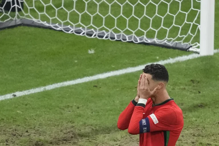 Portugal vence a Eslovenia en tanda de penaltis y ante el drama épico de Ronaldo