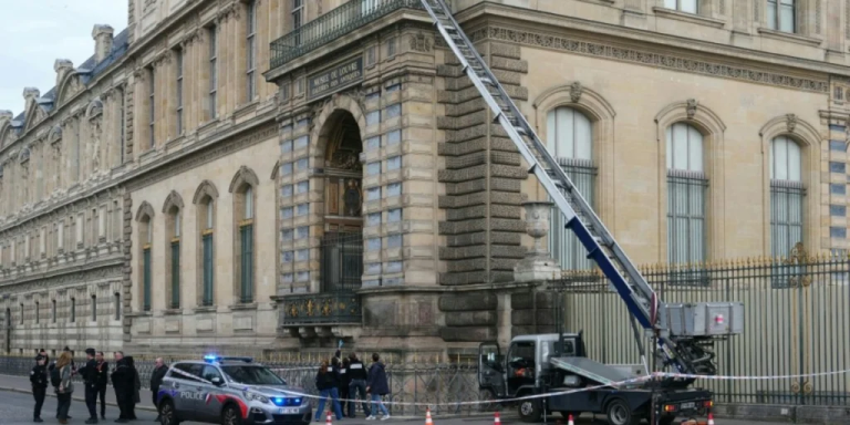 Dos detenidos por el robo en el Louvre: uno intentaba huir a Argelia
