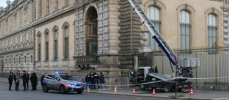 Roban joyas de la época de Napoleón del Museo Louvre, de París