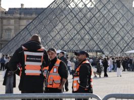 Francia arresta a cuatro sospechosos más por robo de joyas del Louvre