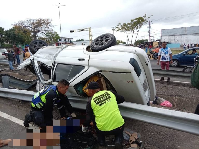 Mueren dos personas en volcamiento en la avenida Manuel Piar de San Félix
