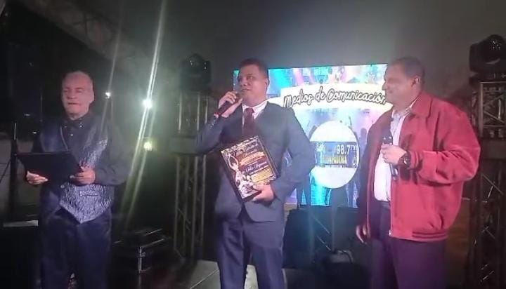 Periodista Félix Requena de Los Tubazos recibió el premio 8° Estrella de Venezuela