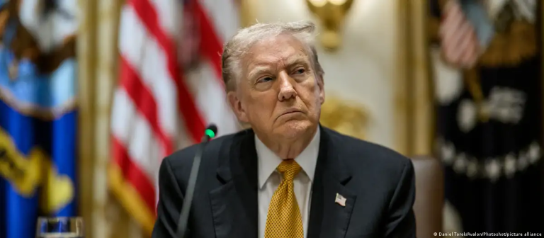 Trump amenaza con imponer aranceles a países que venden petróleo a Cuba