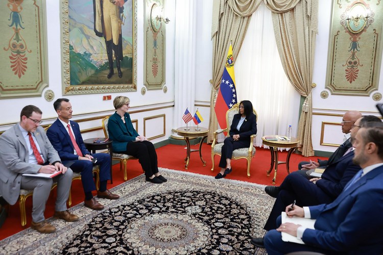 Presidenta encargada de Venezuela se reúne con enviada del Gobierno de EEUU